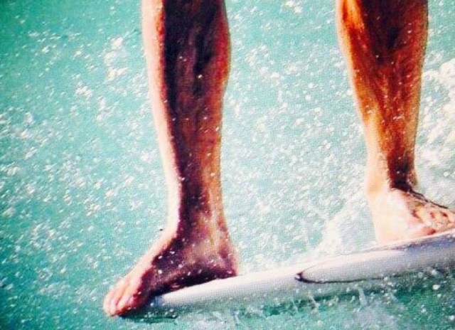dos pies en una tabla de surf